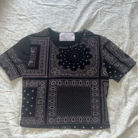 Stylenanda 3ce black Paisley cropped baby tee t shirt - Picture 2 of 10